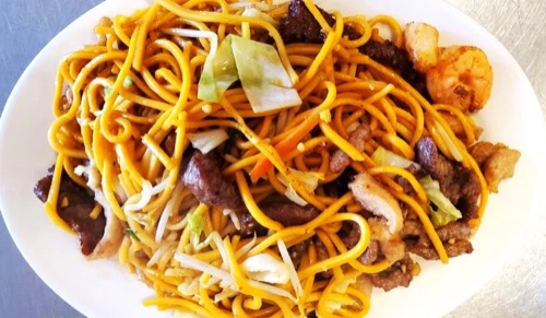 Beef lo mein noodles with vegetables